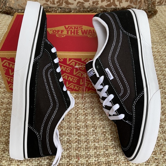 Vans Bearcat Black/White Men’s Bearcat
Black/White
VN000DT2BZW
Sneakers - Picture 11 of 16